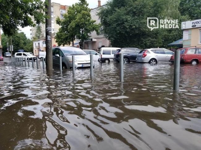 У Рівному деякі вулиці затопило після сильної зливи (ФОТО+ВІДЕО)