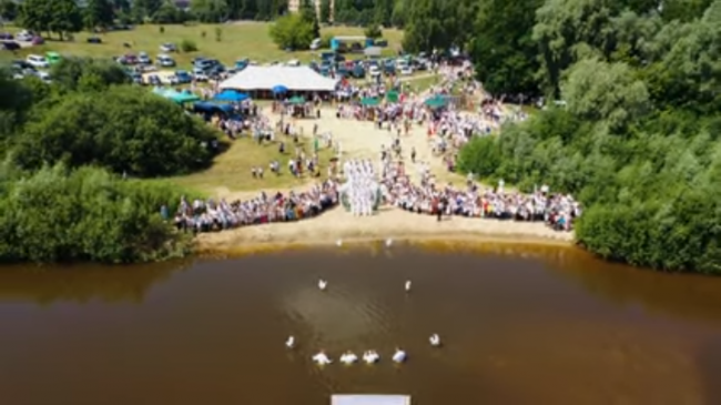 На Рівненщині декілька сотень вірян приїхали подивитись на водне хрещення (ВІДЕО)
