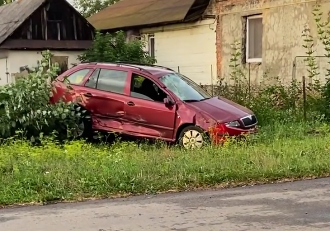 Побита "Шкода" - обабіч дороги: у місті Дубно сталась аварія