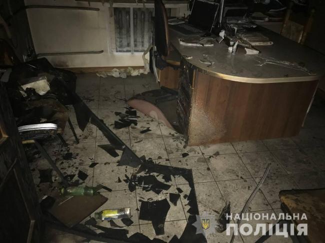 Розбили вікно і кинули горючу суміш: на Рівненщині підпалили офіс (ФОТО)