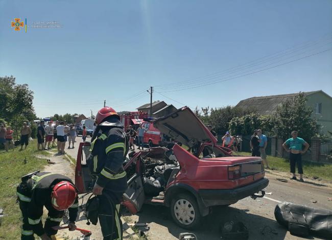 Рятувальники показали, як діставали водія із розтрощеного легковика у Березному (ФОТО)