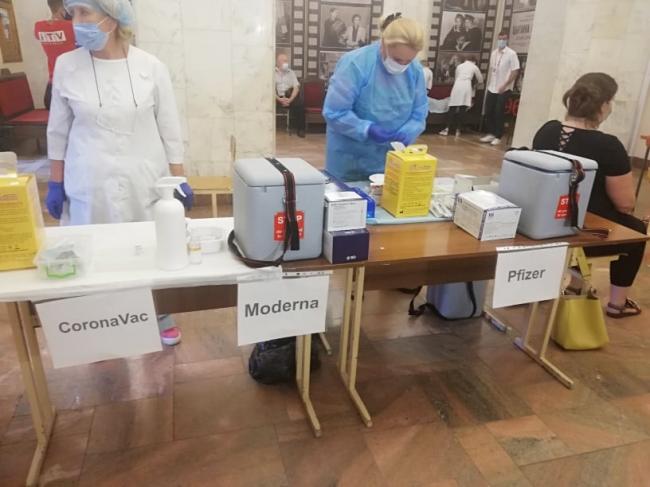 Жителів Рівненщини щеплюють чотирма вакцинами: який препарат обирають найчастіше?
