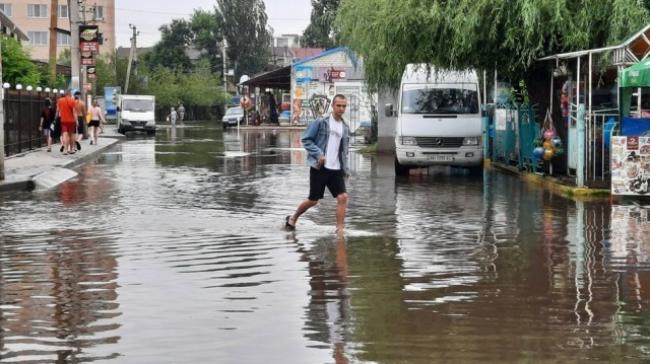 У Коблево сильна злива затопила бази відпочинку (ФОТО)