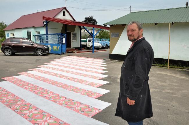 У ліцеї на Рівненщині незвично розфарбували пішохідний перехід (фотофакт)