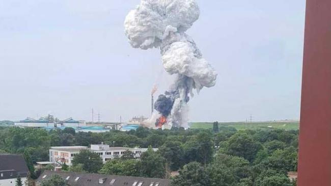 У Німеччині на хімічному заводі стався потужний вибух (ВІДЕО)