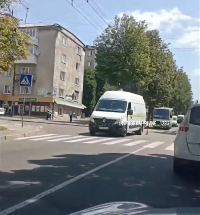 У Рівному мікроавтобус збив велосипедиста (ВІДЕО)