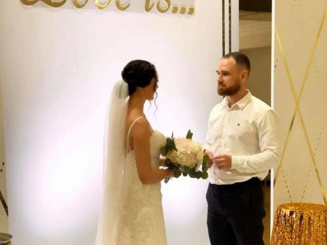 У Рівному під час церемонії одруження незвична гостя вляглась на сукню нареченої