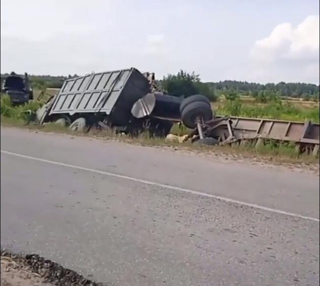 У селі на Рівненщині вантажівка злетіла у кювет і перекинулась (ВІДЕО)
