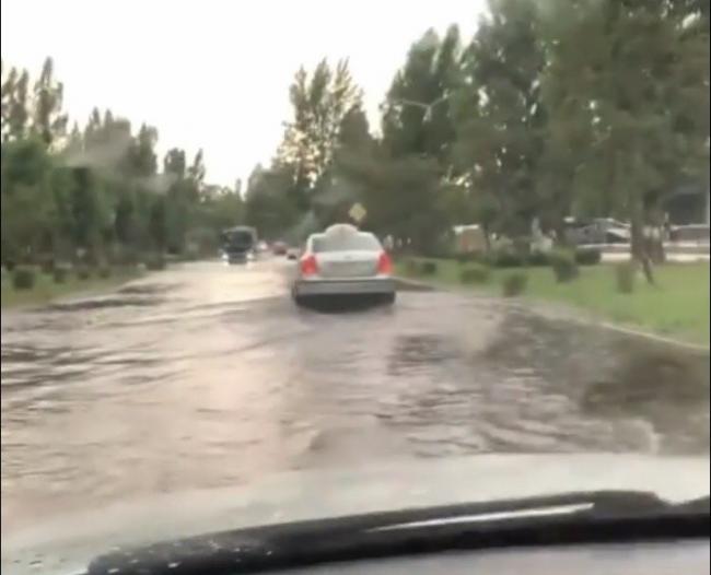У Вараші злива підтопила вулиці (ВІДЕО)