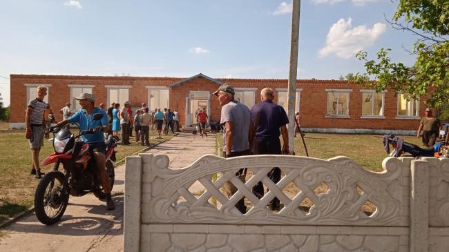 Учні та мешканці села прибирали в школі після пожежі в селі на Рівненщині (ФОТО)