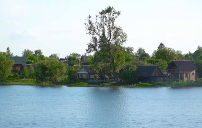 "Зайняли все коло озера": віддалене поліське село забудовують олігархи (ВІДЕО)