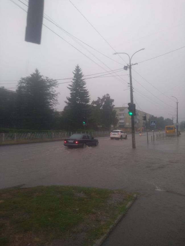 Злива дісталась до Здолбунова: автомобілі "пливуть" по дорозі (ФОТОФАКТ)