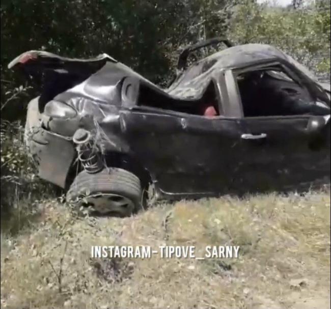 Автівка розбита вщент: у селі на Рівненщині сталась ДТП (ВІДЕО)