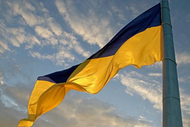 Біля Рівненської ОДА урочисто підняли найбільший жовто-синій прапор (ВІДЕО)