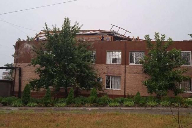 Документи розлетілися по місту: у Миколаївській області вітер зірвав дах суду (ВІДЕО)