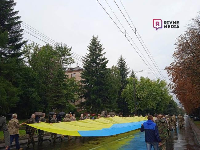 Головною вулицею Рівного пронесли 30-ти метровий стяг України (ФОТО)