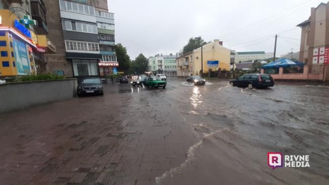 Кілька вулиць Рівного затопило після сильної зливи (ВІДЕО)