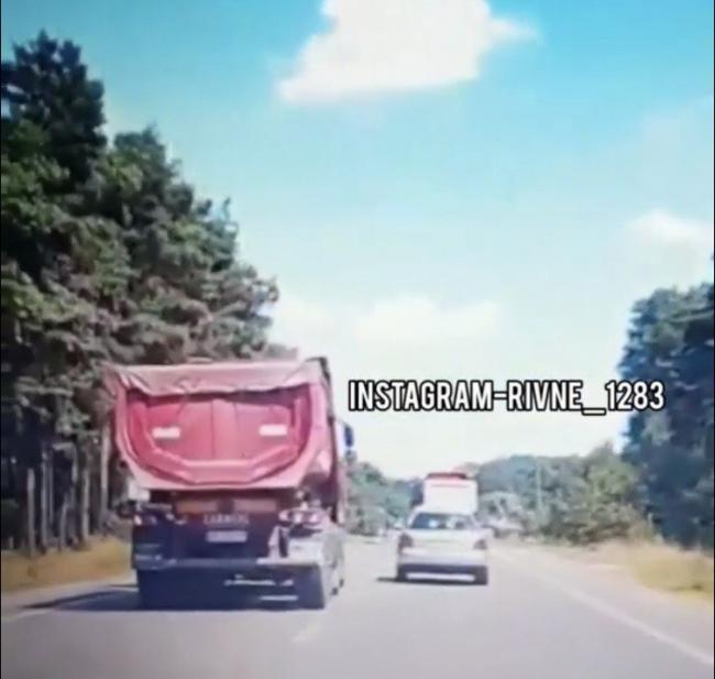Ледь не зіткнувся з автобусом: на Рівненщині водій вантажівки спричинив аварійну ситуацію (ВІДЕО)