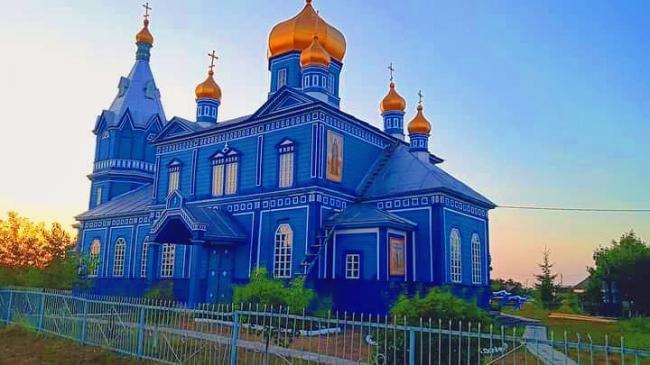Люди працювали 8 днів: у селі на Рівненщині дофарбували церкву