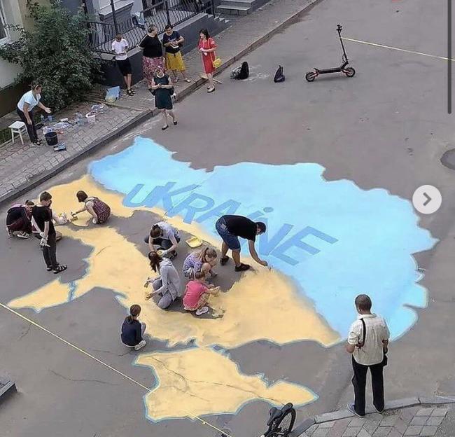 У місті на Рівненщині креативно готуються до Дня незалежності (ФОТОФАКТ)
