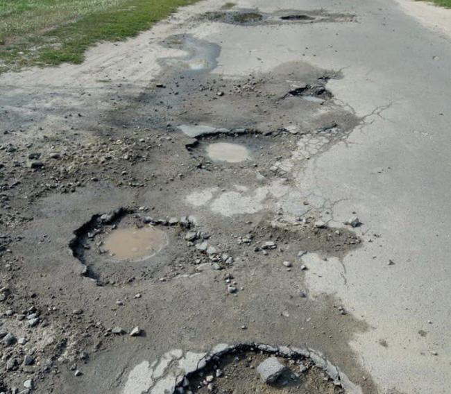 Мешканці села на Рівненщині самотужки зробили ямковий ремонт двох доріг (ФОТО)