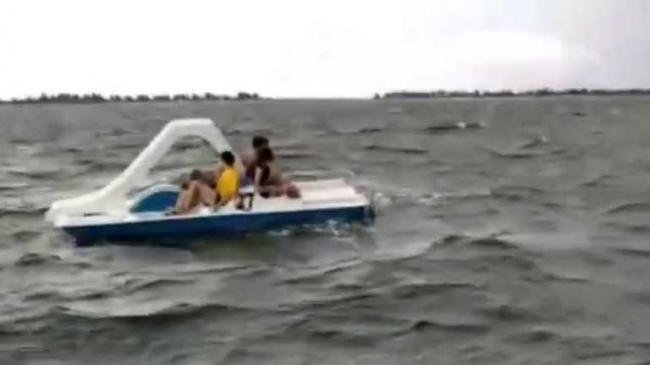 На Херсонщині 5 підлітків на катамарані віднесло у море: у мережі показали відео порятунку