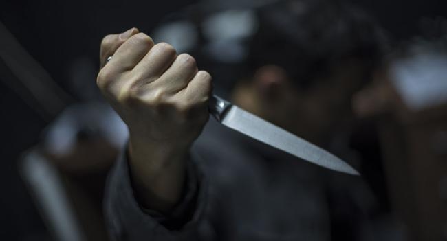 На Херсонщині чоловік із психрозладами накинувся з ножем на медика і поліцейського: останній помер