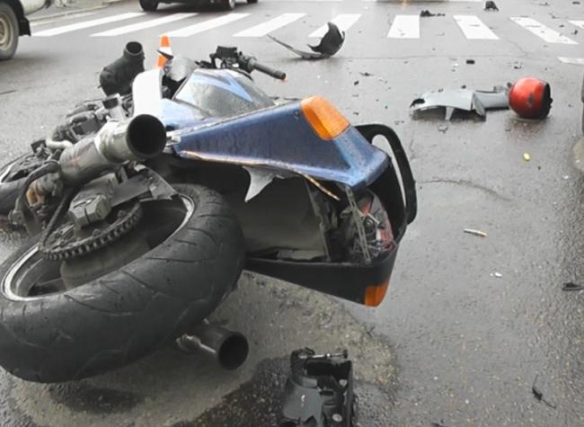 На Рівненщині двоє юнаків на мотоциклі врізались у “BMW”: є постраждалі