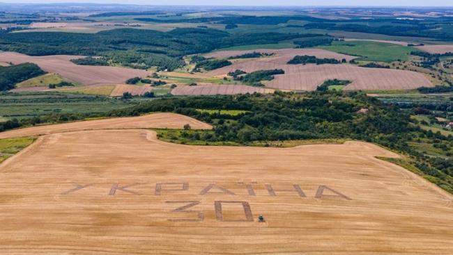 На Рівненщині фермери креативно привітали українців із Днем незалежності