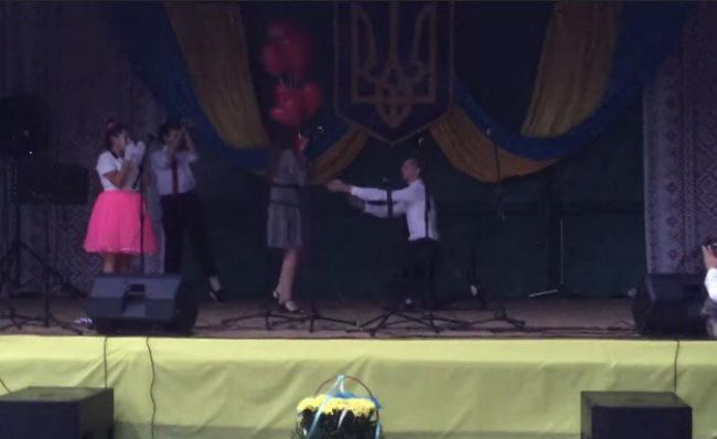 На Рівненщині юнак освідчився коханій під час концерту до Дня Незалежності (ВІДЕО)