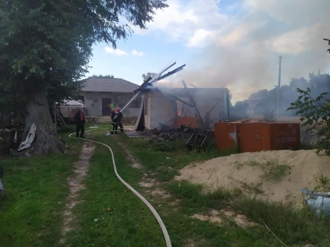 У пожежі на Рівненщині згоріли два мотоцикли та бензопила