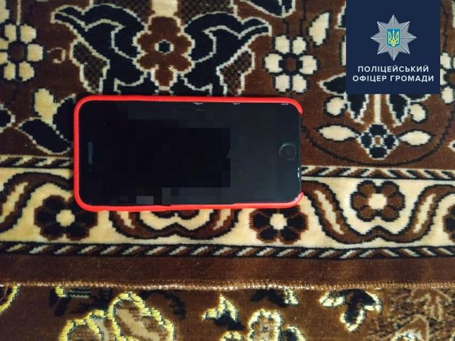 На Рівненщині у сільському магазині в жінки вкрали телефон
