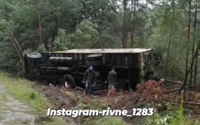 На Рівненщині вантажне авто перекинулось у кювет і повалило дерева (фотофакт)