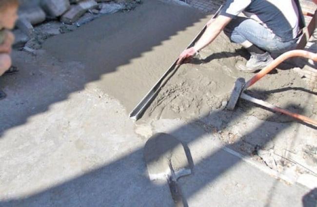 У Костополі 6 нелегальних працівників бетонували дороги