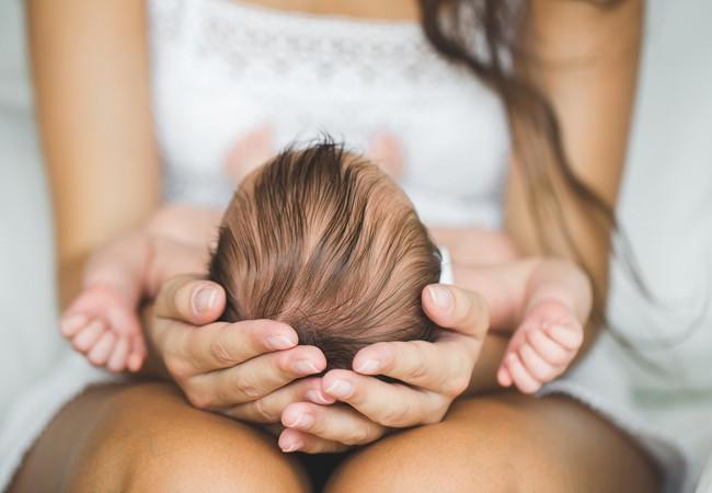 Ніхто не знав про вагітність: на Рівненщині неповнолітня народила дитину біля будинку