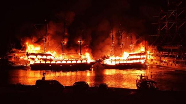 Рятуючись від вогню, люди стрибали за борт: у Туреччині згоріли екскурсійні судна (ВІДЕО)