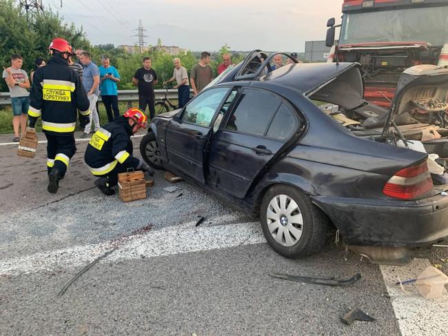 Пасажирка загинула на місці: відомі деталі жахливої аварії у Корнині (ФОТО)