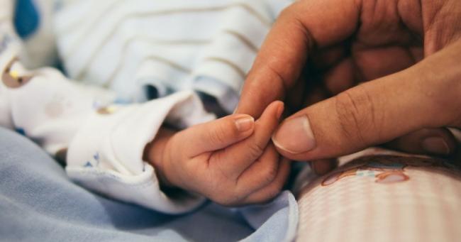 Пологи на бездоріжжі: на Рівненщині 19-річна дівчина народила дитину у кареті "швидкої"