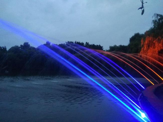 Креативно і патріотично: у Рівному підсвітили фонтан у парку (ФОТО)