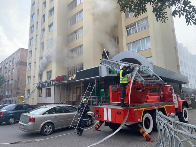 Рятувальники ліквідували масштабну пожежу на Відінській