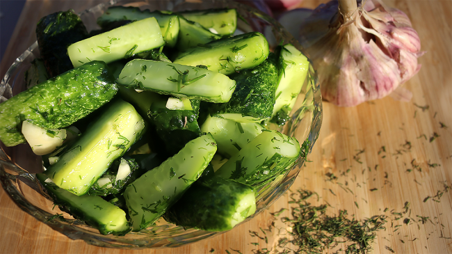 Салат з огірків "Пікантний": рецепт заготівлі на зиму