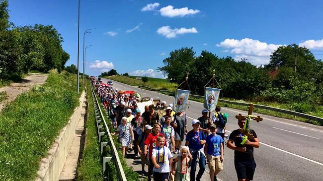 Сотні вірян з Рівненщини йшли пішки у Почаїв (ФОТО)