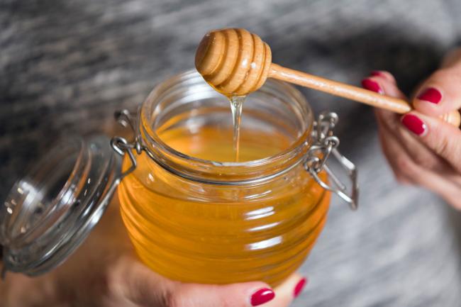 Спричиняє запаморочення та нудоту: мед від яких рослин небезпечний для людини