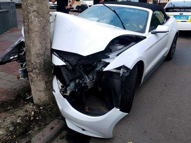Травма живота та алкогольна інтоксикація: у аварії в Рівному постраждала пасажирка "Ford Mustang"