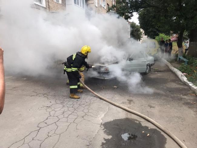 У Костополі під час руху спалахнув автомобіль (ВІДЕО)