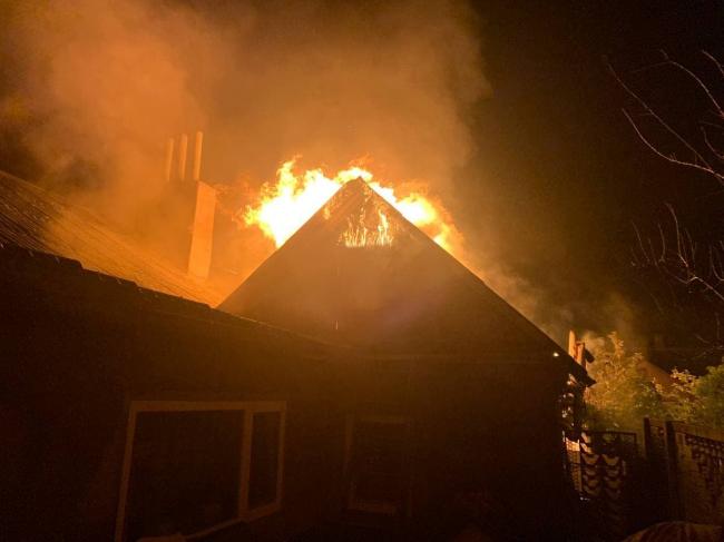 У Квасилові горіли дві будівлі: був ризик поширення вогню на житло (ФОТО)