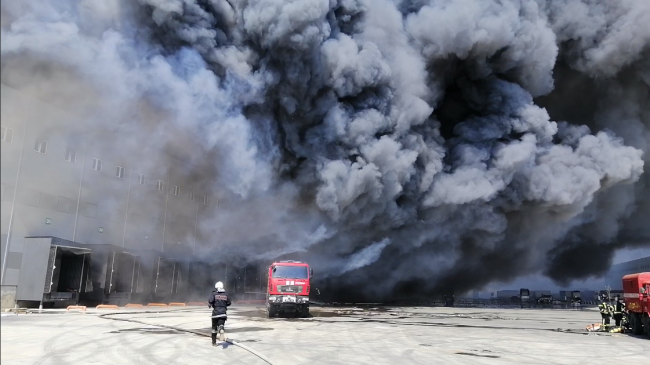 У Одесі - масштабна пожежа на складах: працюють понад 80 рятувальників
