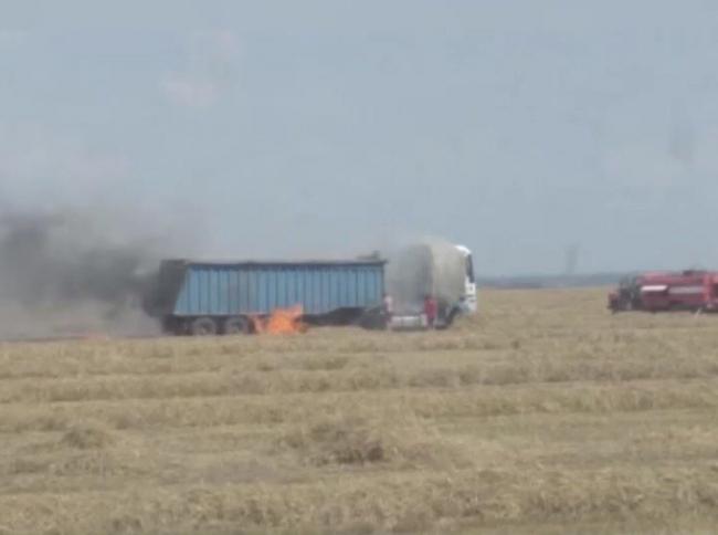 Пожежа під час жнив: у полі на Рівненщині загорілась вантажівка (ВІДЕО)