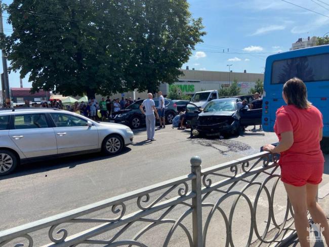 У Рівному на Гагаріна зіткнулись чотири авто: троє осіб постраждали