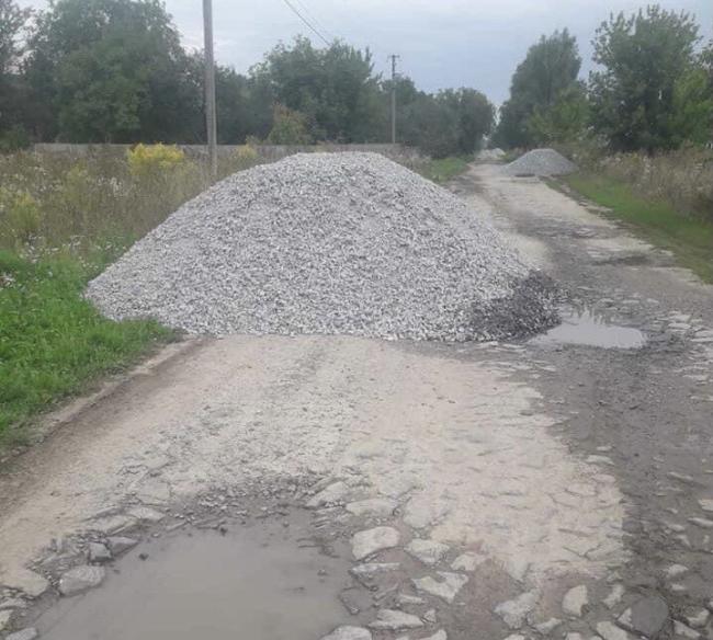 У селі на Рівненщині ремонтуватимуть дорогу, але лише частково